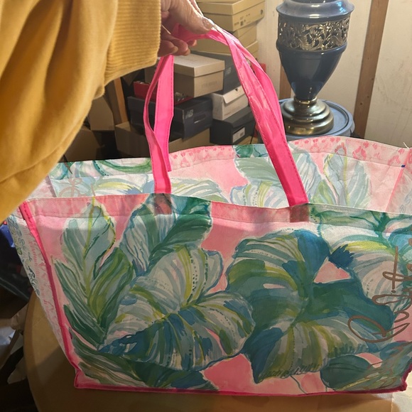 EUC 2 LILLY PULITZER TOTES & 1 LULULEMON TOTE plus a Bonus Lp Tote!! - Picture 9 of 12
